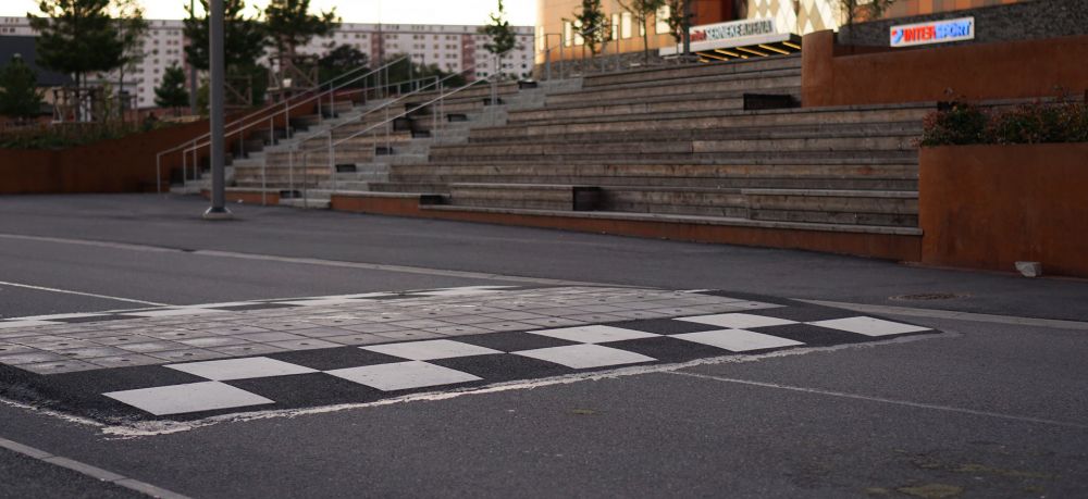 Vägmålning som styr trafik, skapar ordning och ökar säkerheten